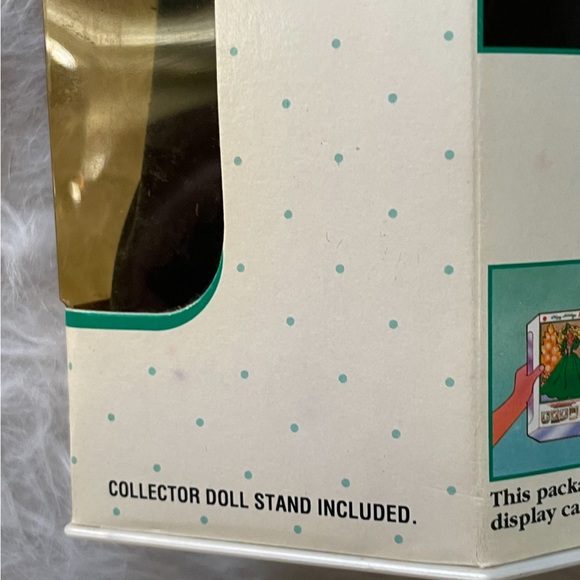 Barbie Special Edition Happy Holidays Collectors
Item - Picture 4 of 4